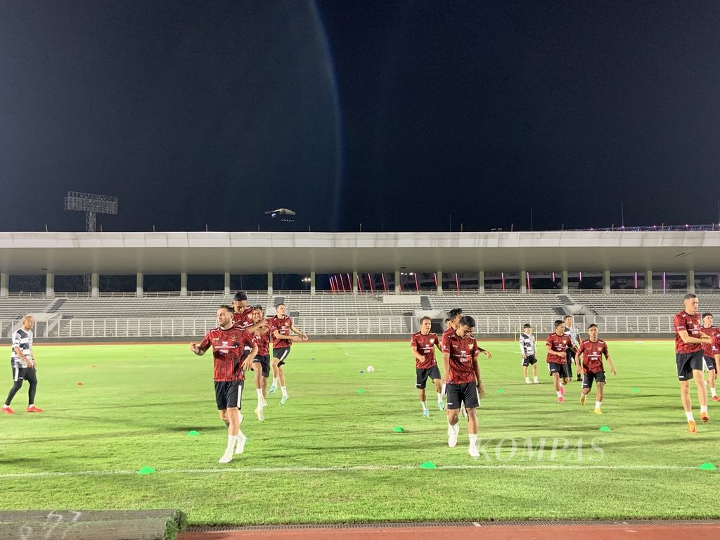 Para pemain timnas Indonesia melakukan pemanasan saat menjalani latihan perdana di Stadion Madya, Jakarta, Senin (18/3/2024) malam, jelang menghadapi Vietnam pada Kualifikasi Piala Dunia 2026. Pelatih Shin Tae-yong mempersiapkan 25 pemain untuk laga tersebut.