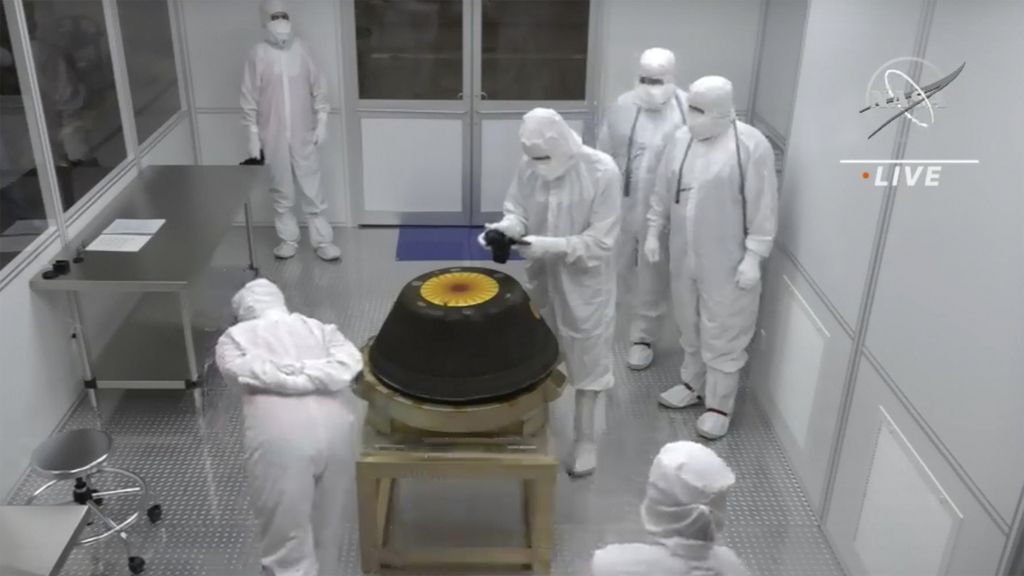 Dalam gambar dari video dari NASA ini tampak para teknisi di ruang steril memeriksa sampel kapsul dari misi Osiris-Rex setelah mendarat di Tempat Uji dan Pelatihan milik Departemen Pertahanan Amerika Serikat, di Utah, AS, Minggu (24/9/2023).  