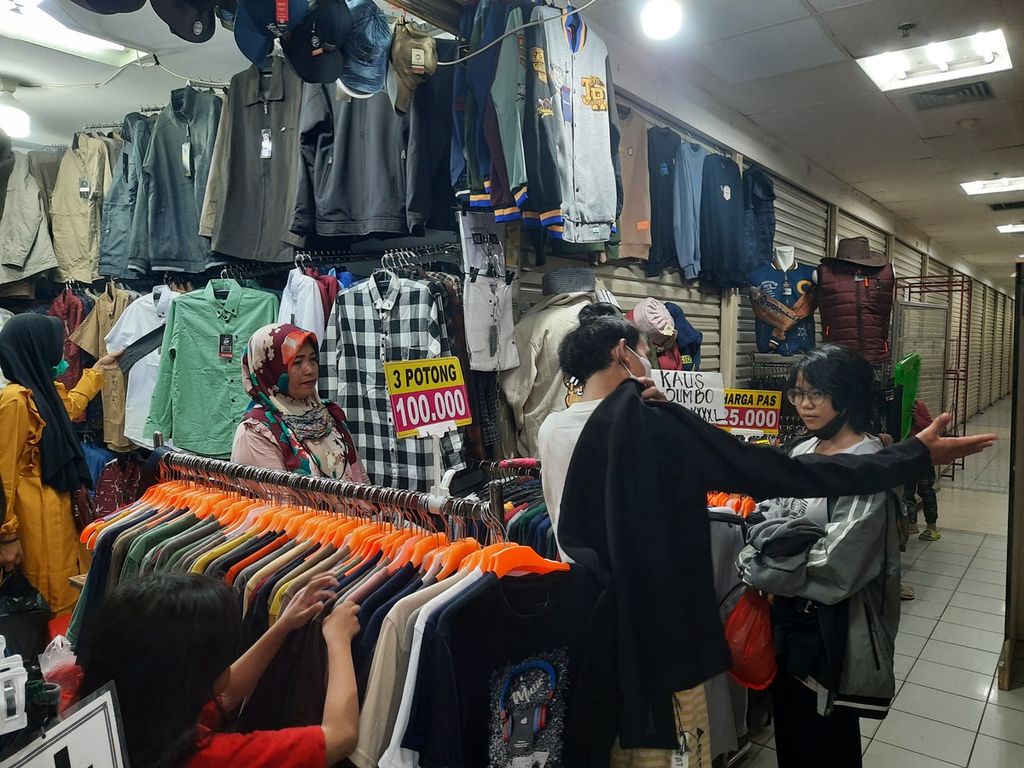 Pedagang pakaian pria, Dewi, mengeluh penjualan tahun ini lebih lesu dibandingkan tahun lalu di ITC Cipulir, Jakarta Selatan, Selasa (18/4/2023).