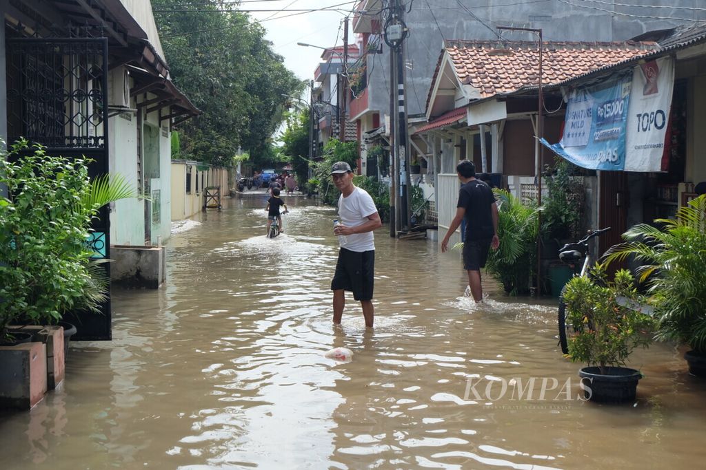 Ilustrasi banjir: Sisa banjir di Pondok Maharta Kelurahan Pondok Kacang Timur, Kecamatan Pondok Aren, Kota Tangerang Selatan, Sabtu (20/2/2021) sore.