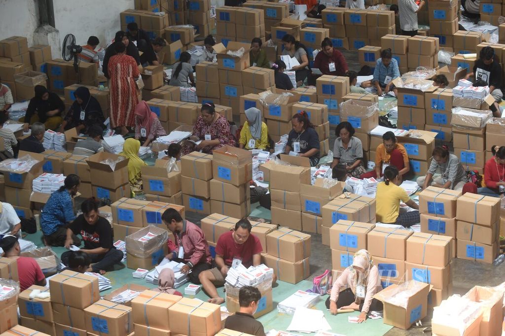 Pekerja menyortir dan melipat surat suara Pemilu 2024 di gudang KPU Surabaya, Jawa Timur, Kamis (21/12/2023). Penyortiran dan pelipatan yang telah berlangsung dua hari tersebut dilakukan untuk surat suara pemilihan umum DPRD Jatim. Target penyortiran dan pelipatan sebanyak 500.000 surat suara per hari. Sebanyak 540 pekerja dilibatkan dalam kegiatan tersebut.