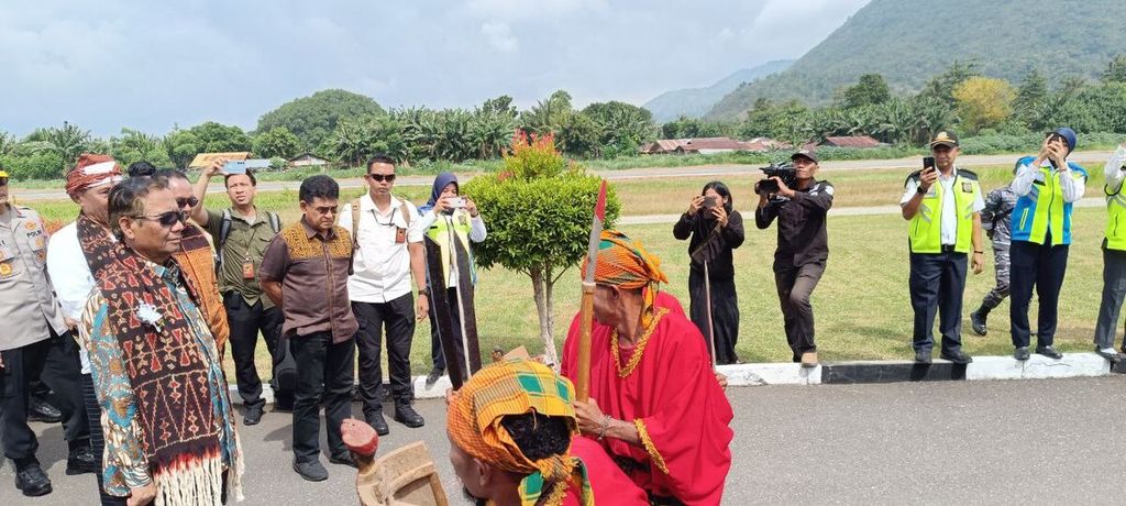 Menteri Koordinator Bidang Politik, Hukum, dan Keamanan Mahfud MD disambut oleh tokoh adat Ende, Nusa Tenggara Timur, saat tiba di Bandara H Hasan Aroeboesman Ende, Rabu (31/5/2023) siang. 