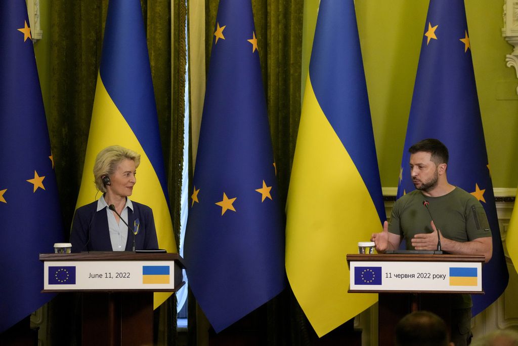 Presiden Komisi Eropa Ursula von der Leyen (kiri) berbicara dengan Presiden Ukraina Volodymyr Zelenskyy di Kyiv, Ukraina, Sabtu (11/6/2022). 