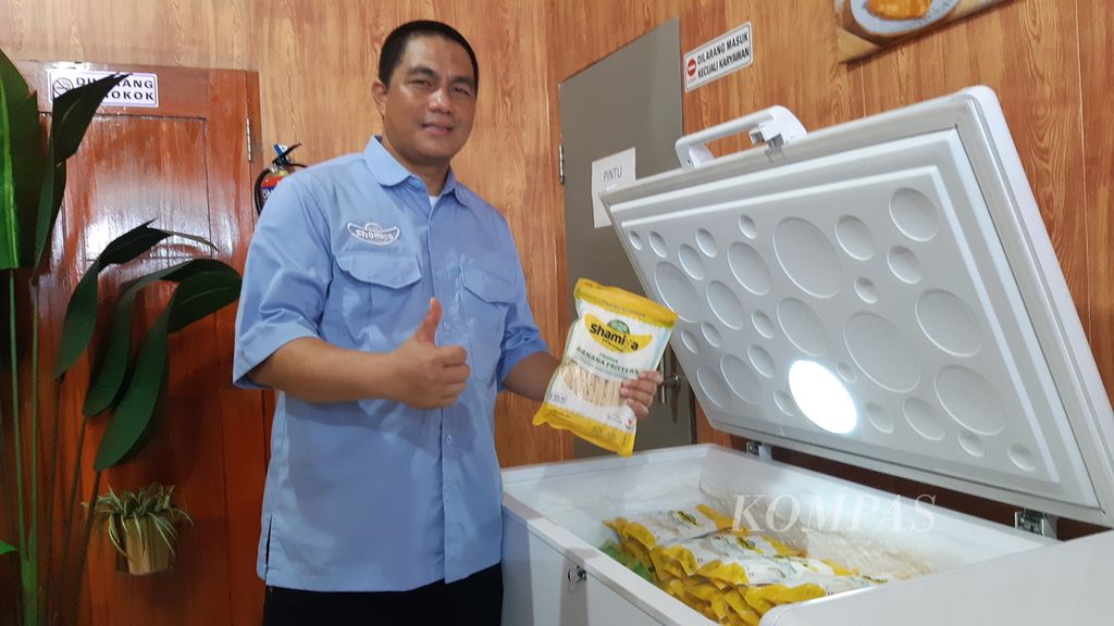 Mulyadi Al-Kahfi (42), pemilik usaha pisang goreng beku Shamiya, di Kota Bandar Lampung pada Rabu (22/2/2023). Toko ini memelopori produk pisang goreng beku yang saat ini menjadi oleh-oleh khas daerah. 
