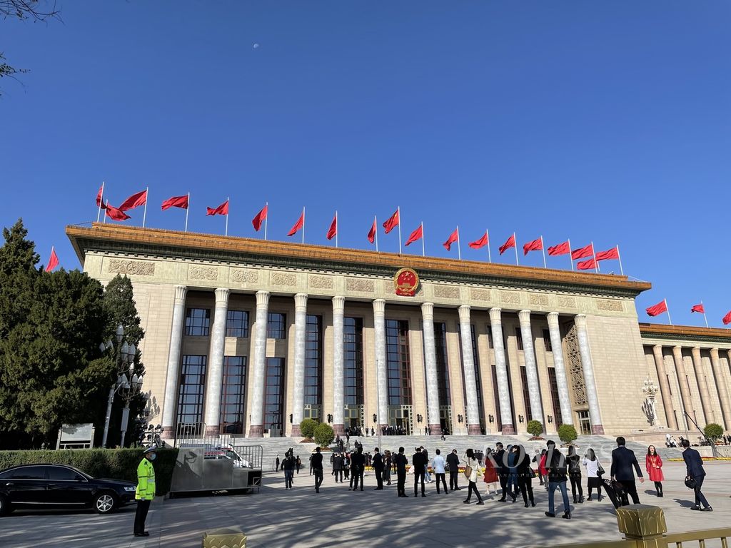 Sambil menunggu antrian dan giliran masuk ke Balai Agung Rakyat, para wartawan lokal dan asing menyempatkan diri untuk berfoto dan menyampaikan laporan langsung sebelum Kongres Nasional Partai Komunis China ke-20 dibuka, Minggu (16/10/2022).