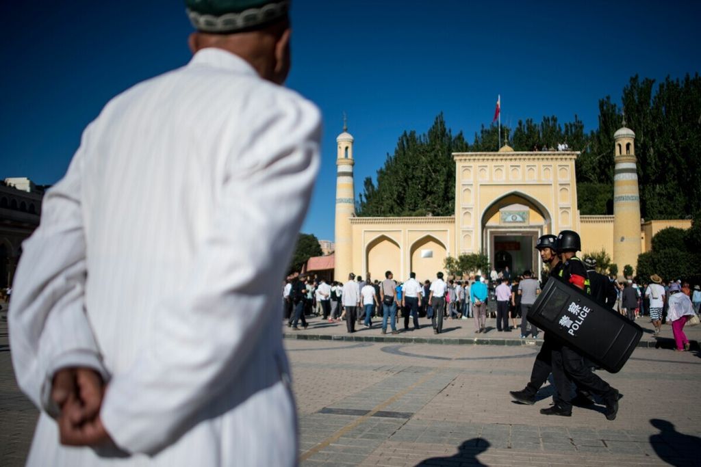 Dalam foto 26 Juni 2017 ini umat Muslim berjalan menuju Masjid Id Kah untuk melakukan Salat Idul Fitri di Kota Kashgar, Provinsi Otonom Xinjiang, China. Pemerintah setempat telah membuat aturan baru dalam penerimaan mahasiswa baru yang memberikan peluang lebih besar bagi pendaftar yang lahir dari perkawinan antaretnis.