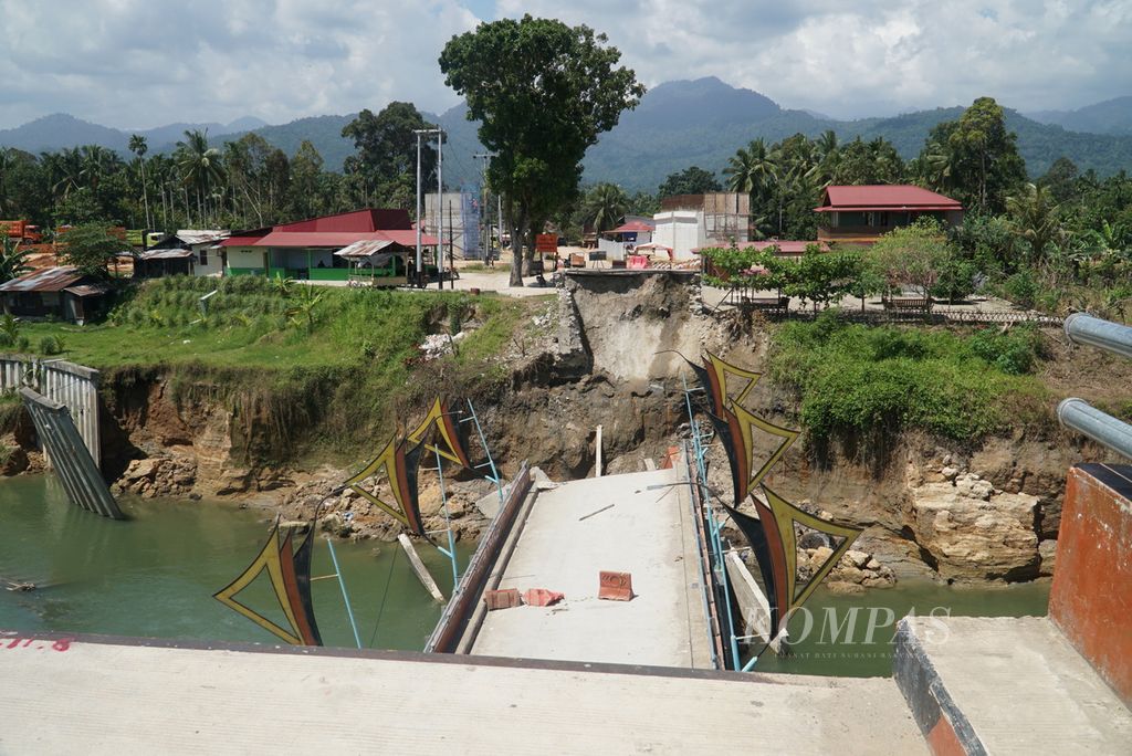 Kondisi Jembatan Kayu Gadang yang ambruk setelah sekitar dua tahun dibangun difoto dari Korong Kampung Sabalah, Nagari Balah Hilia Lubuk Alung, Kecamatan Lubuk Alung, Padang Pariaman, Sumbar, Selasa (16/5/2023). 