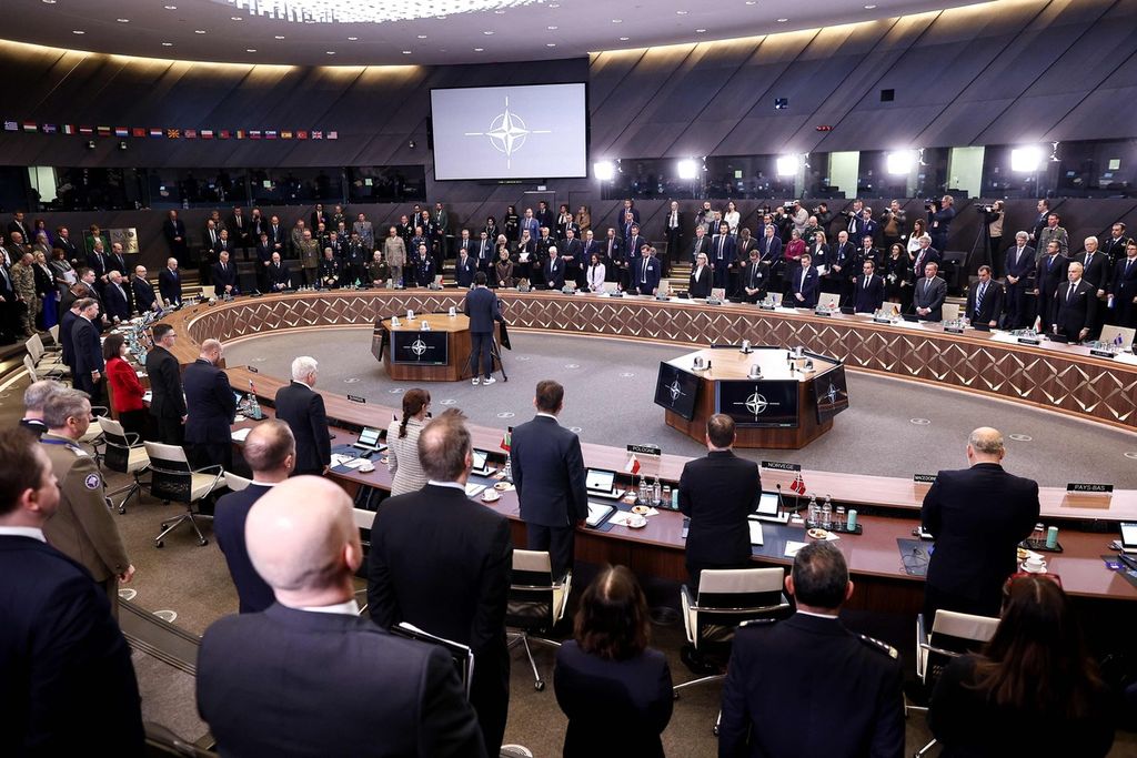 Sekretaris NATO Jens Stoltenberg dan para menteri pertahanan NATO mengheningkan cipta untuk mengenangkan  korban gempa bumi di Turki dan Suriah pada pertemuan para menteri pertahanan NATO di Brussels, Belgia, 13 Februari. (Photo by Kenzo TRIBOUILLARD / AFP)