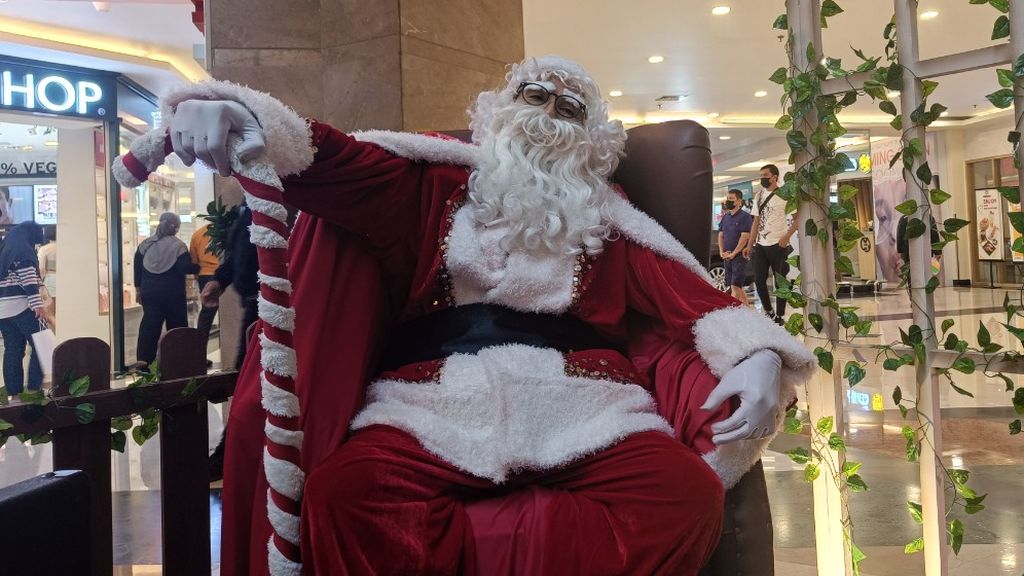  Ibrahim Aji (40) yang berperan sebagai Santa Claus di Puri Indah Mall, Jakarta, Minggu (11/12/2022).