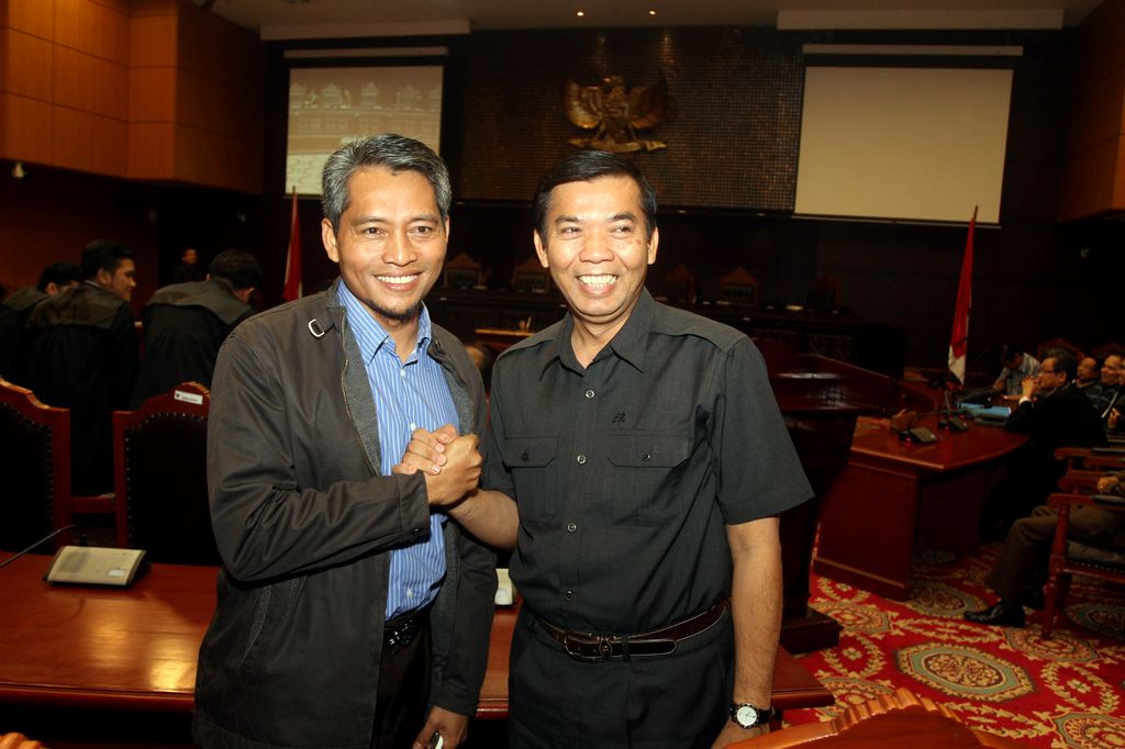 Pasangan peserta Pilkada Pekanbaru, Ayat Cahyadi (kiri) dan Firdaus (kanan), berjabat tangan setelah memenangkan perkara pilkada di Mahkamah Konstitusi, Jakarta, Jumat (13/1/2012).