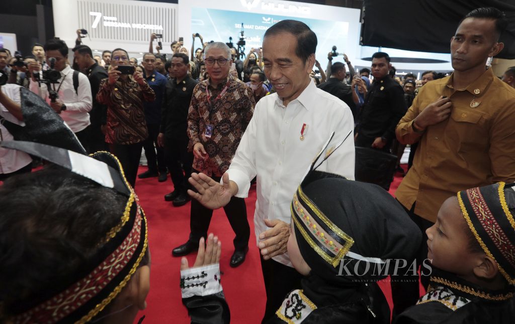Presiden Joko Widodo menyalami anak-anak yang menyambut saat meninjau lokasi pameran setelah pembukaan pameran Indonesia International Motor Show 2024 di JIExpo Kemayoran, Jakarta, Kamis (15/2/2024). 