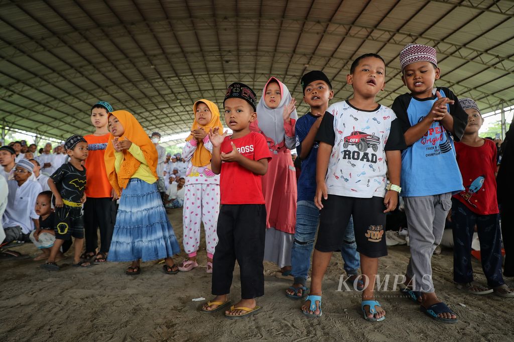 Anak-anak dari para santri turut menyaksikan sosialisasi Pemilu 2024 di Pondok Pesantren Al-Fatah, Temboro, Magetan, Jawa Timur, Kamis (26/10/2023).