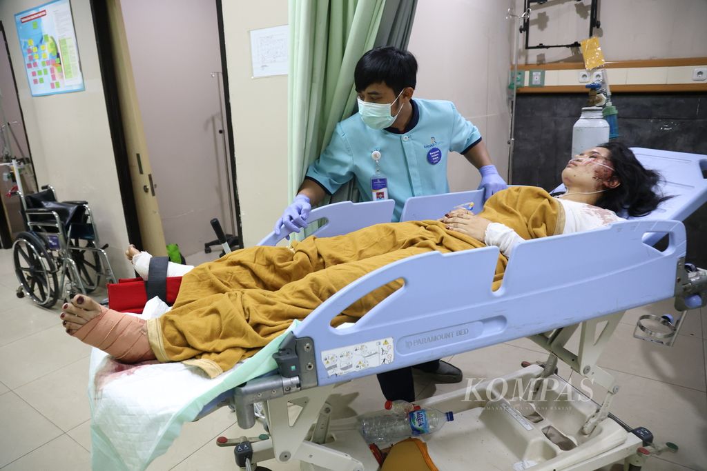 Petugas rumah sakit merawat korban kecelakaan bus tunggal di RSU Radjak Purwakarta, Provinsi Jawa Barat, Jumat (15/12/2023). Kecelakaan tunggal ini menewaskan 12 orang. Polisi masih melakukan penyelidikan penyebab terjadinya kecelakaan. 