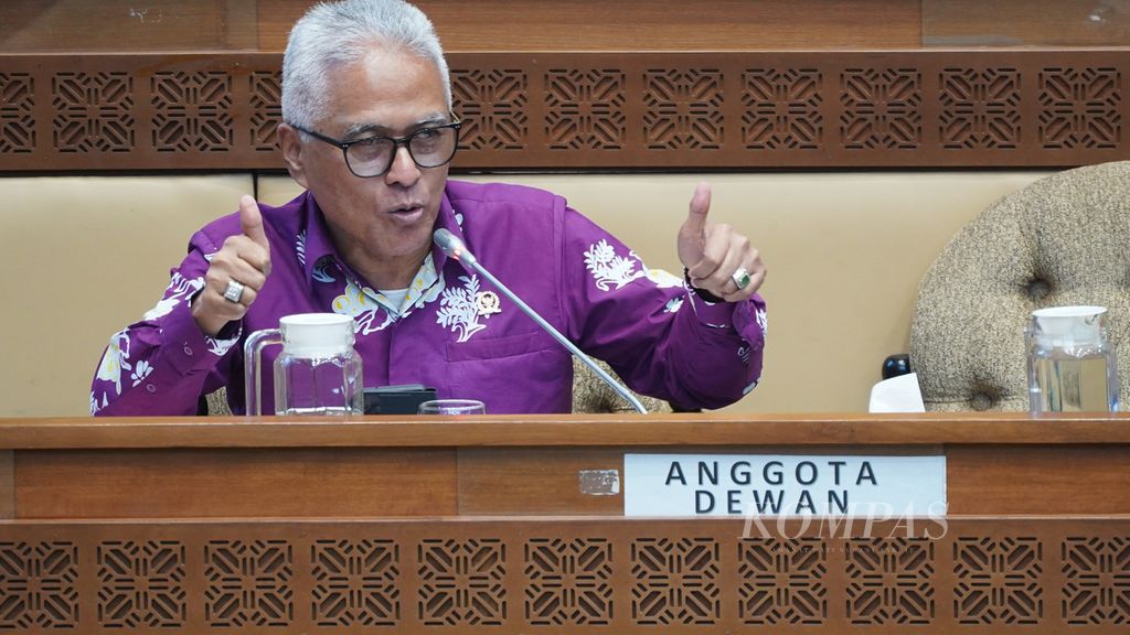 Anggota Komisi II DPR, Guspardi Gaus, berbicara dalam rapat dengar pendapat di ruang rapat Komisi II DPR, Jakarta, Selasa (15/11/2022). 