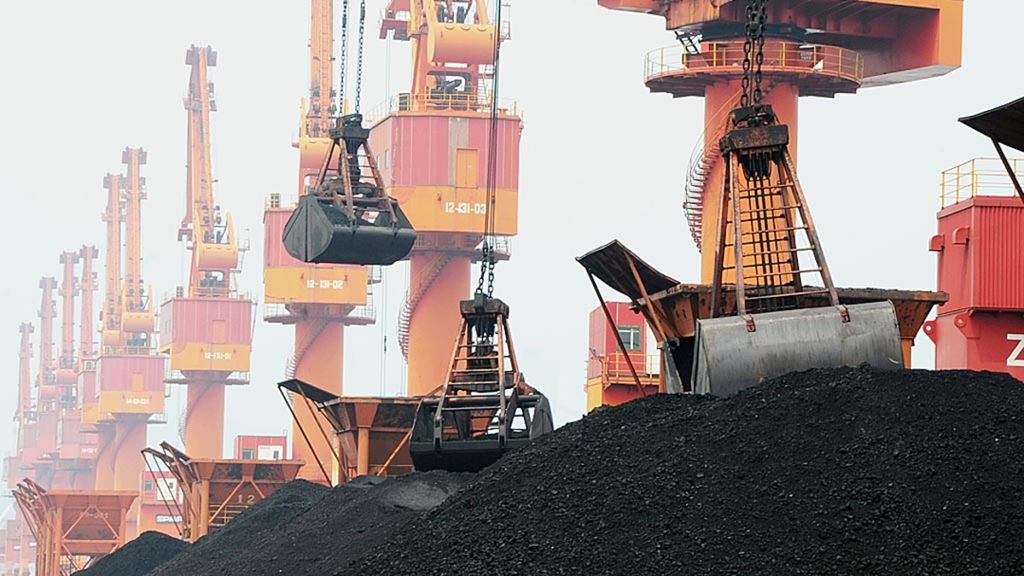 Batubara impor dikeruk dari kapal kargo pengangkut batubara di sebuah pelabuhan di Lianyungang, Provinsi Jiangsu, China, 26 Juli 2018.