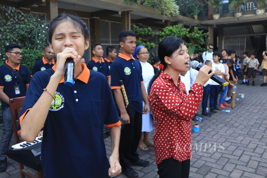 Anak tunanetra dari Sekolah Luar Biasa-A Yayasan karya Murni bernyanyi dalam kampanye Kami Membunyikan Lonceng di SD Antonius 1 dan 2, di Medan, Sumatera Utara, Sabtu (9/9/2023). Kampanye itu dilakukan untuk menarik perhatian dunia pada pendidikan anak dengan disabilitas.