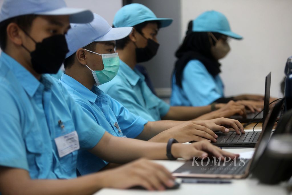 Peserta magang dari diploma dan S-1 mendesain proyek mereka di pabrik PT Akebono Brake Astra Indonesia, Kelapa Gading, Jakarta Utara, Senin (6/2/2023). 