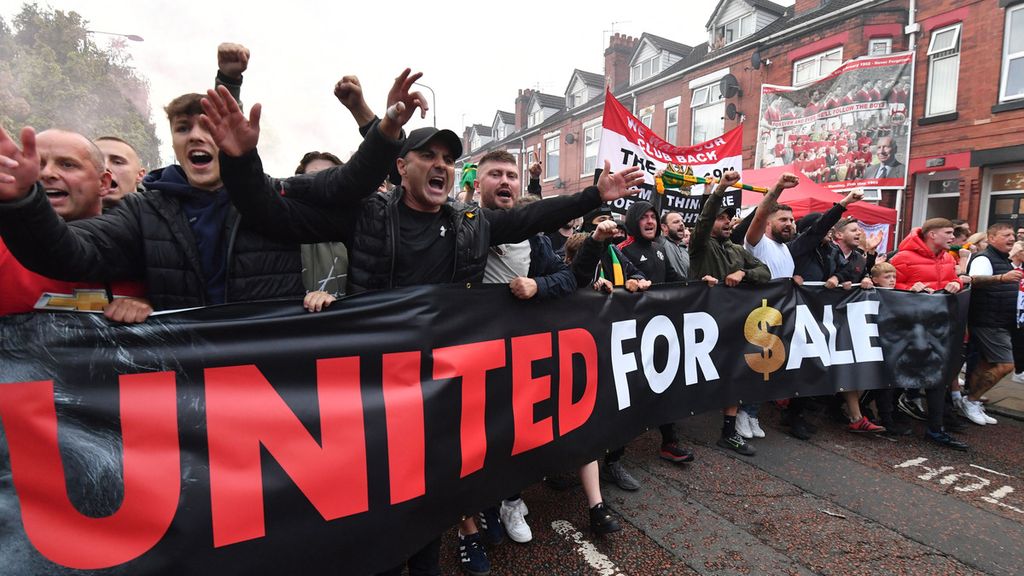 Pendukung Manchester United berunjuk rasa menentang kepemilikan saham mayoritas klub itu oleh keluarga Glazer, 22 Agustus 2022. Mereka mendesak klub itu dijual. 