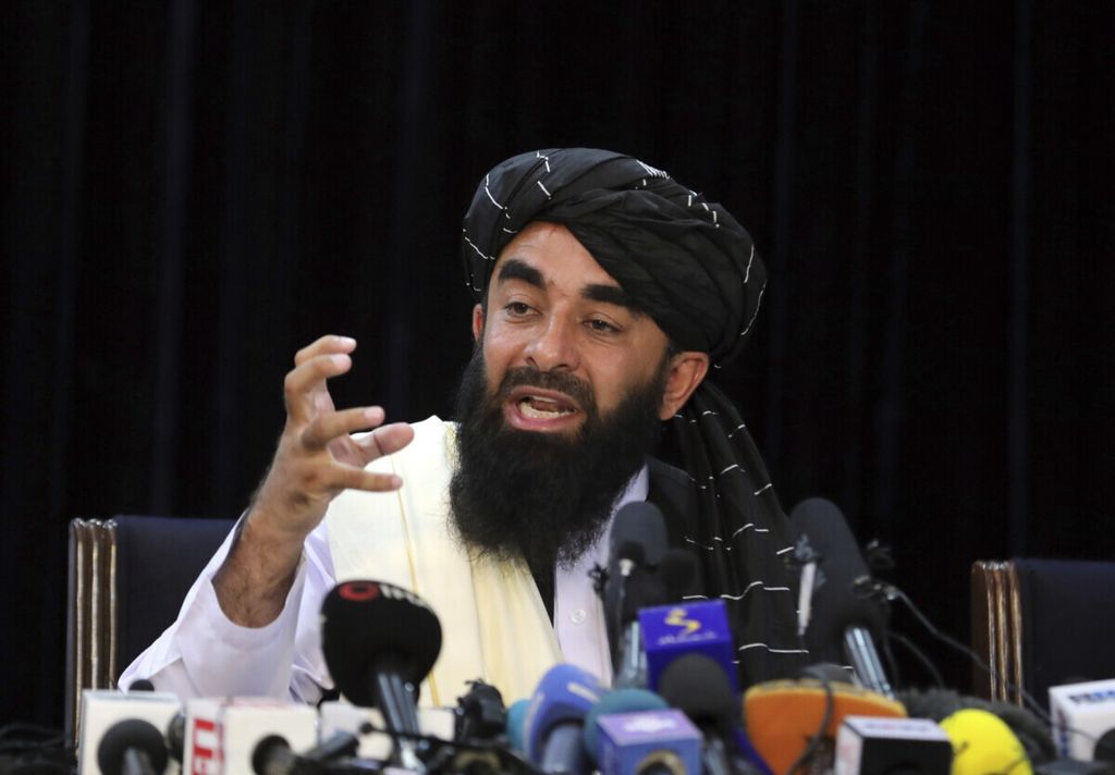 Juru bicara Taliban, Zabihullah Mujahid, berbicara pada konferensi pers pertamanya, di Kabul, Afghanistan, Selasa, 17 Agustus 2021. Pada Selasa (2/8/2022), Mujahid mengecam serangan pesawat nirawak AS ke Kabul sebagai sebuah pelanggaran terhadap prinsip-prinsip internasional. AS mengklaim serangan itu menewaskan pemimpin Al Qaeda, Ayman al-Zawahiri, yang dilindungi Taliban.