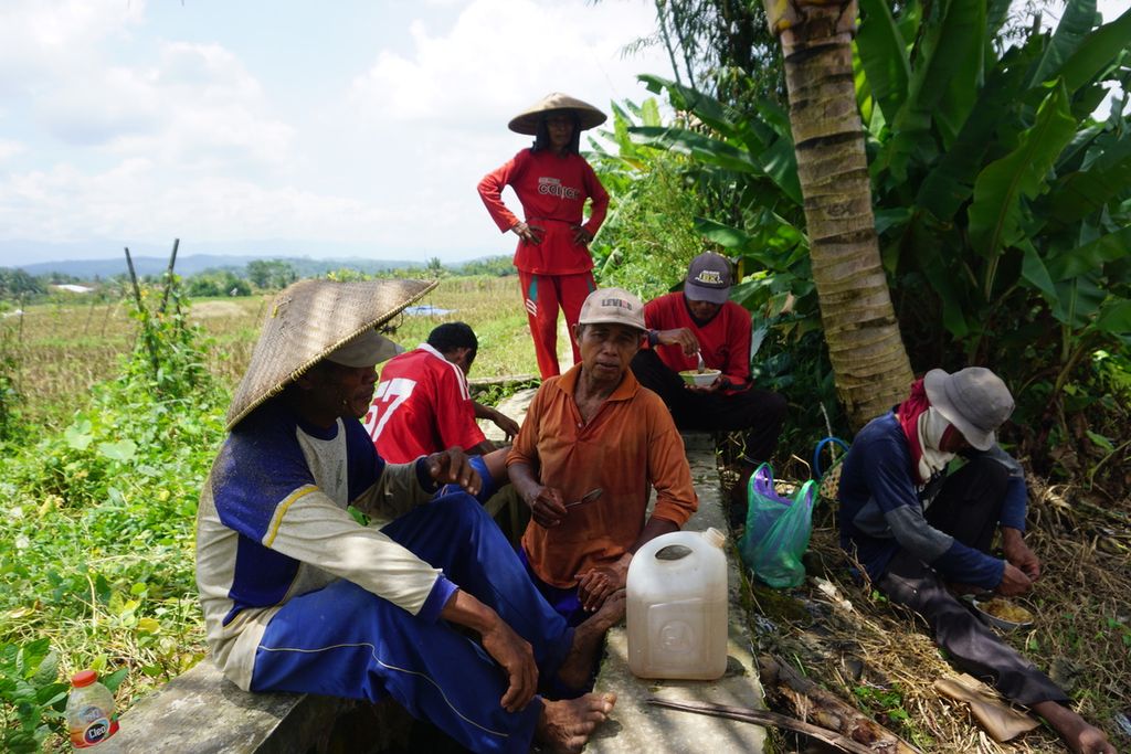 Petani di Desa Brobot, Purbalingga, Jawa Tengah, beristirahat saat memanen padi, Selasa (23/3/2021).