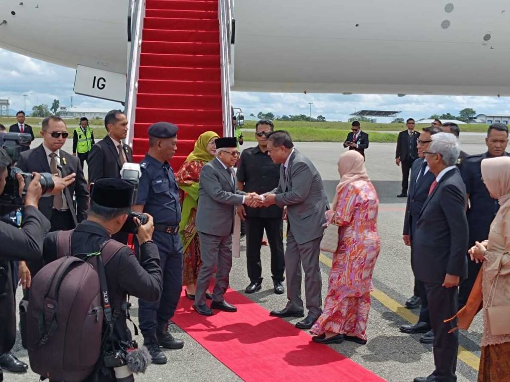 Wakil Presiden bersama Ibu Wury Ma’ruf Amin dan rombongan mendarat di Bandara Internasional Kuching, Sarawak, Malaysia, Selasa (28/11/2023) setelah terbang selama 13 jam dari Wina, Austria. 