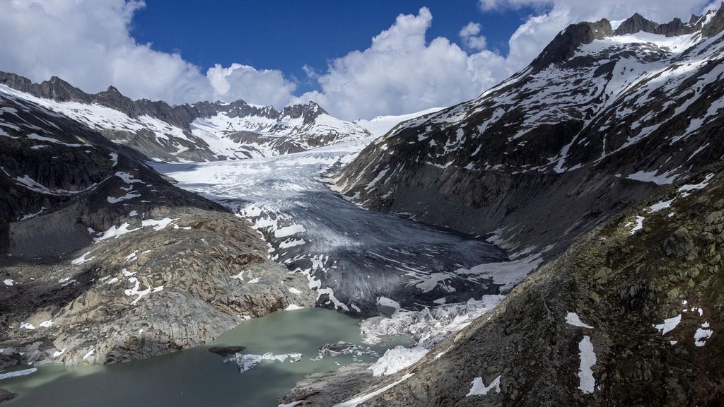 Danau dari lelehan salju terbentuk di lidah Glasier Rhone di dekat Goms, Swiss, 13 Juni 2023.  