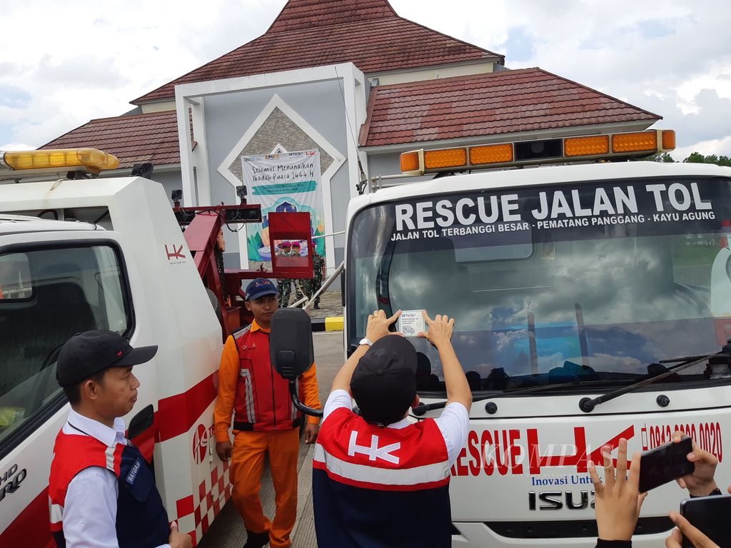 Direktur Operasi III Hutama Karya Koentjoro mengecek sarana dan prasarana untuk persiapan mudik Lebaran di Rest Area 234 Jalan Tol Terbanggi Besar-Pematang Panggang-Kayu Agung, Lampung, Selasa (4/4/2023).