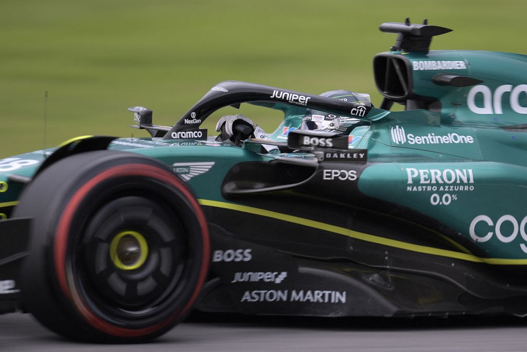 Pebalap Aston Martin, Lance Stroll, memacu mobilnya saat sesi kualifikasi balap Formula 1 di Interlagos, Sabtu (4/11/2023) dini hari WIB. 