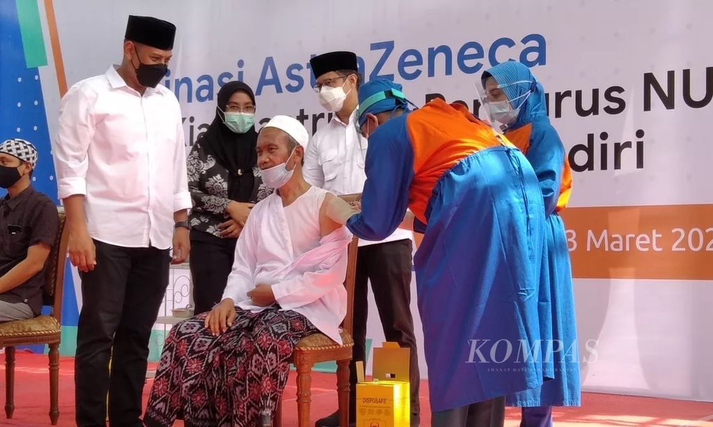 Menteri Kesehatan Budi Gunadi Sadikin (tiga dari kanan) tengah menyaksikan penyuntikan vaksin AstraZaneca terhadap Kyai di Ponpes Lirboyo Kediri, Jawa Timur, Selasa (23/3/2021), disaksikan Wali Kota Kediri Abdullah Abu Bakar (kiri).
