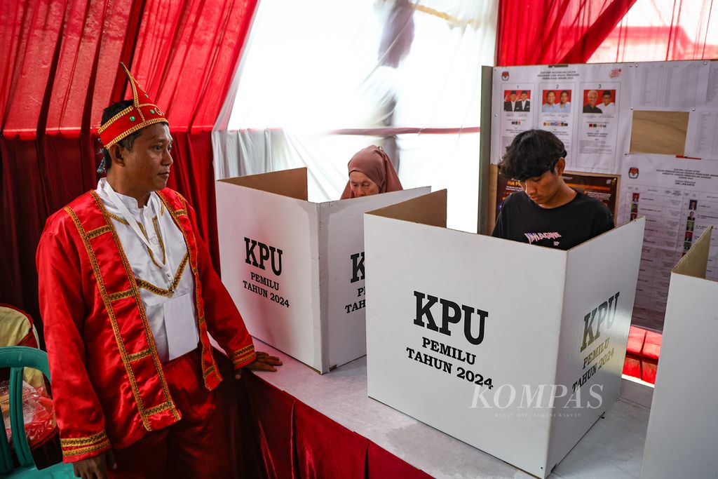 Petugas KPPS mengenakan pakaian adat daerah saat melayani pemilih di TPS 118, Pulo Gebang, Cakung, Jakarta Timur, Rabu (14/2/2024). Mereka mengenakan pakaian adat daerah untuk menarik minat pemilih datang ke TPS. Pakaian adat daerah yang dipakai antara lain berasal dari Dayak, Aceh, Palembang, Sulawesi, Maluku, Betawi, dan Jawa. 