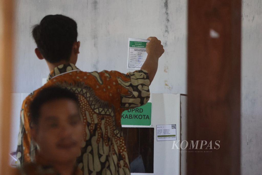 Petugas KPPS memasukkan surat suara ke kotak suara dalam pemungutan suara ulang di TPS 06 Dusun Ngleses, Desa Candimulyo, Kecamatan Candimulyo, Kabupaten Magelang, Jawa Tengah, Minggu (18/2/2024). 