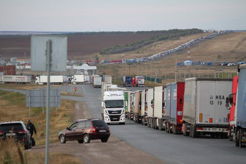 Antrean kendaraan mengular panjang di wilayah Rusia di perbatasan dengan Kazakhstan di dekat gerbang perbatasan Kazakh Syrym, Selasa (27/9/2022). 