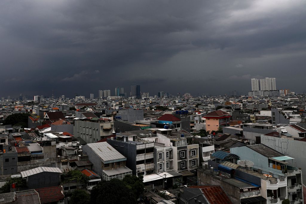 Awan hitam menggelayut di langit Jakarta jelang hujan, Kamis (9/6/2022). Hujan masih sering turun meski sudah memasuki musim kemarau. Menguatnya fenomena La Nina berpeluang mengakibatkan kemunduran musim kemarau di Indonesia.