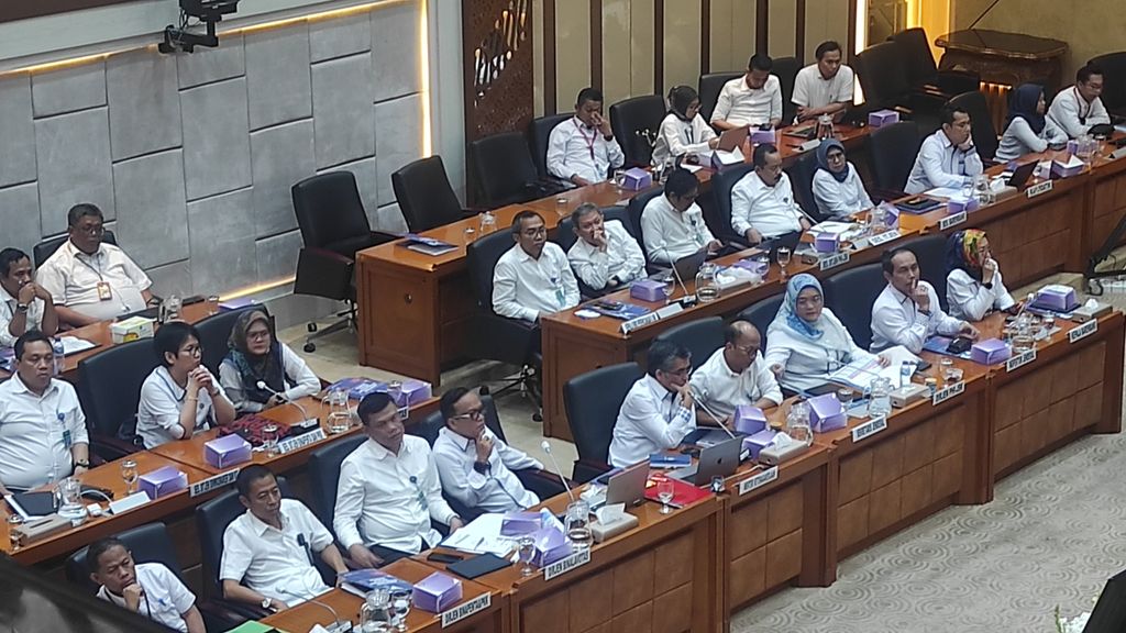 Jajaran Kementerian Ketenagakerjaan saat menghadiri rapat dengar pendapat perdana dengan Komisi IX DPR, Rabu (30/10/2024), di Jakarta.