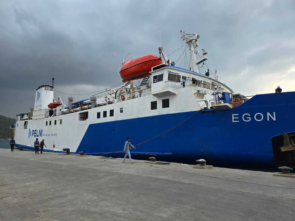 Kapal Pelni, KM Egon, membantu mengangkut wisatawan dari Pulau Sumba ke Labuan Bajo pada Minggu (10/11/2024). 