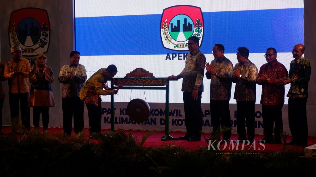 Pemukulan gong menandai pembukaan Rapat Kerja Asosiasi Pemerintah Kota Seluruh Indonesia (Apeksi) Komisariat Wilayah (Komwil) V Regional Kalimantan di Banjarmasin, Kalimantan Selatan, Kamis (29/9/2022).