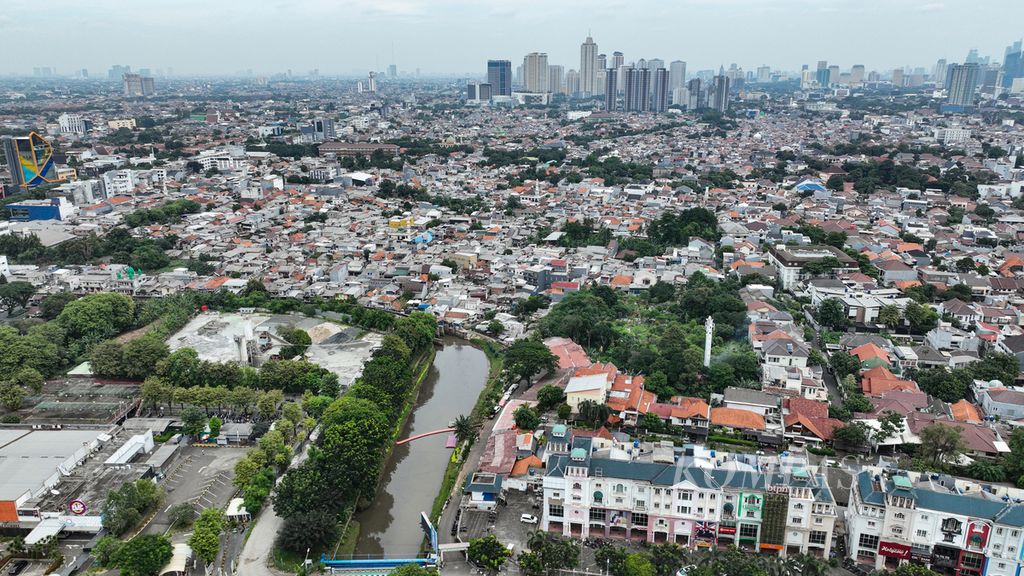 Foto aerial aliran Kali Grogol di wilayah Gandaria Utara, Kebayoran Baru, yang berbatasan dengan wilayah Kebayoran Lama, Jakarta Selatan, Kamis (10/11/2022). 