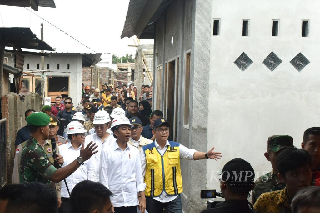 Ilustrasi. Presiden Joko Widodo meninjau lokasi pembangunan rumah tahan gempa di Kota Mataram, Nusa Tenggara Barat, Jumat (22/3/2019). 