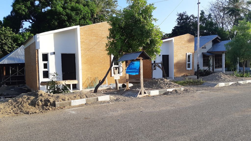 Rumah berbahan batu bata di dekat Pos Lintas Batas Negara Terpadu Wini, Kecamatan Insana Utara, Kabupaten Timor Tengah Utara, NTT, Minggu (12/6/2022). Rumah bagi warga miskin itu dibangun oleh Kementerian Sosial.