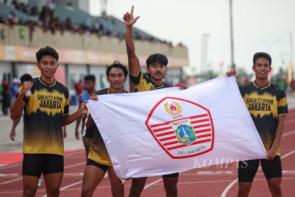 Para pelari DKI Jakarta berpose seusai menjadi juara di cabang olahraga atletik nomor lari 4 x 100 meter estafet putra pada PON Aceh-Sumut 2024 di Stadion Madya Atletik Sumut Sport Center, Kabupaten Deli Serdang, Sumatera Utara, Rabu (18/9/2024). Tim DKI Jakarta meraih medali emas setelah mencatatkan waktu 39.80 detik. 