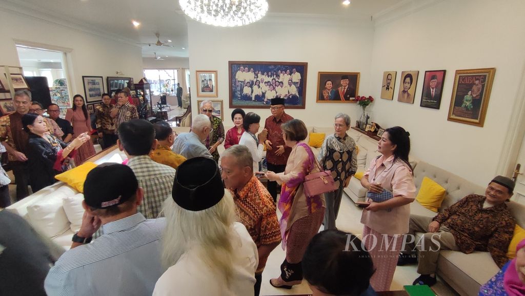 Suasana silaturahmi atau halalbihalal kelompok Patriot Indonesia di kediaman Sidarto Danusubroto, Senin (15/4/2024). 