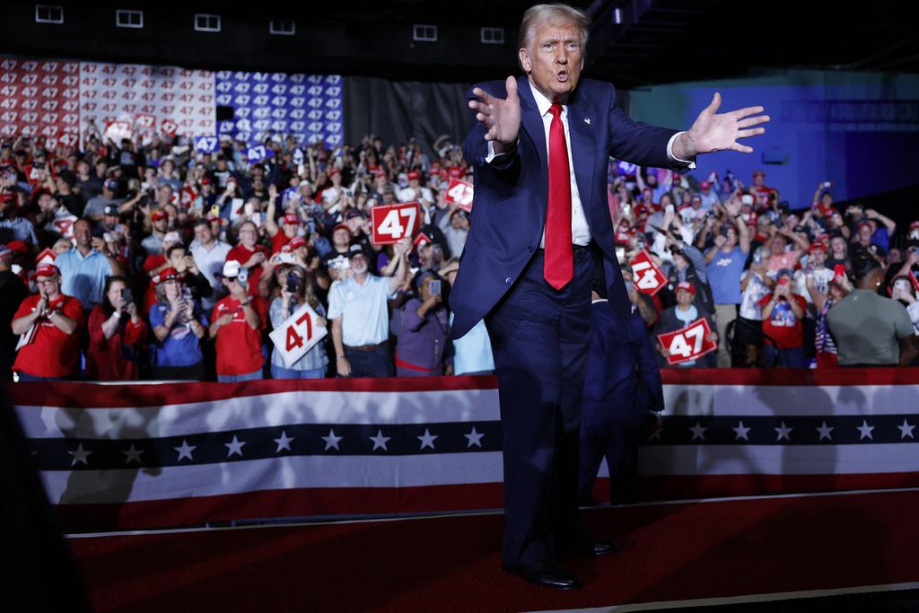 Calon presiden Partai Republik Donald Trump bertemu dengan para pendukungnya di Greensboro Coliseum, Greensboro, North Carolina, Selasa (22/10/2024). 