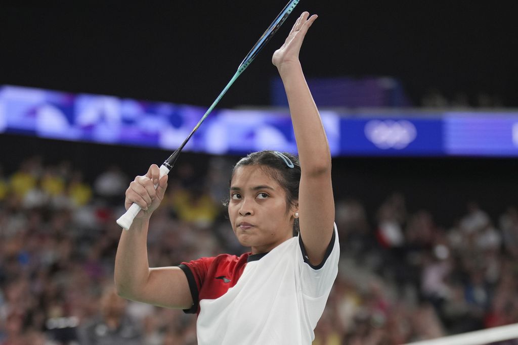 Selebrasi tunggal putri Indonesi, Gregoria Mariska Tunjung, setelah mengalahkan Tereza Svabikova (Ceko) pada penyisihan grup Olimpiade Paris 2024 di Stadion La Chapelle Arena, Rabu (31/7/2024). Gregoria menang dengan skor 21-12, 21-18. 