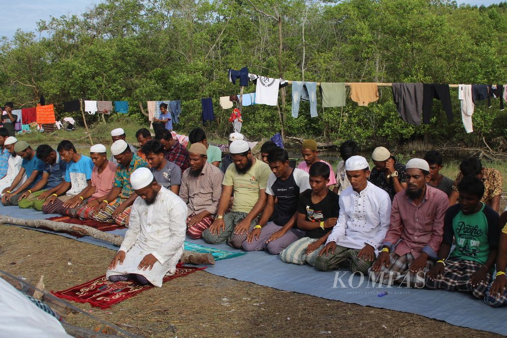 Pengungsi Rohingya shalat di kamp pengungsian darurat di Desa Karang Gading, Kecamatan Labuhan Deli, Kabupaten Deli Serdang, Sumatera Utara, Rabu (17/1/2024). Setelah 14 hari tanggap darurat kemanusiaan, belum ada kejelasan penanganan selanjutnya. Sebanyak 157 pengungsi hidup di hutan mangrove dalam keterbatasan.