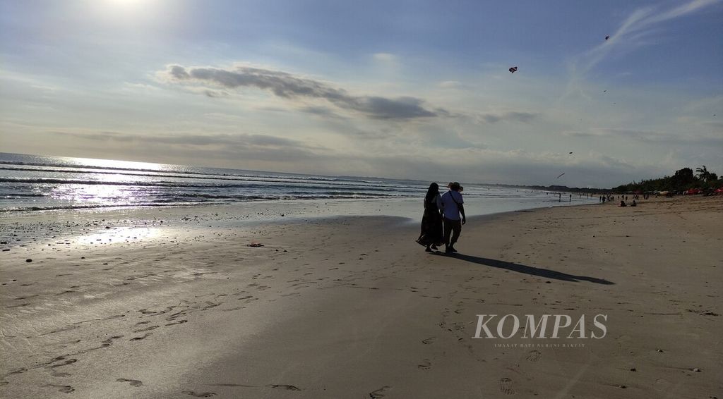 Suasana menjelang matahari terbenam di Pantai Kuta, Badung, Bali, Rabu (9/6/2021).