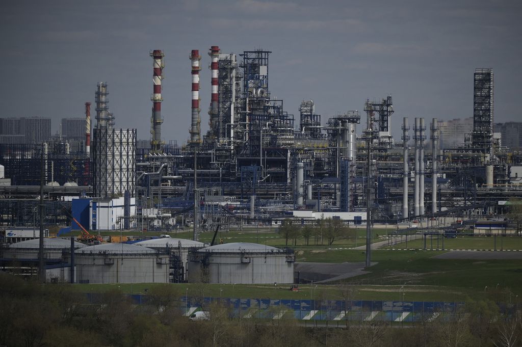 Instalasi pengolahan minyak milik perusahaan energi Rusia Gazprom di tenggara Moskwa, Rusia, 28 April 2022. UE memutuskan menjatuhkan sanksi baru, larangan impor minyak mentah dan sulingan Rusia mulai enam bulan ke depan. 