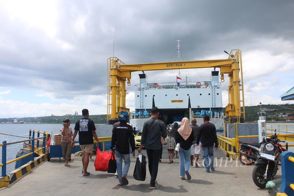 Penumpang bergerak masuk ke dalam KMP Ranaka yang berlabuh di Pelabuhan Bolok, Kupang, Nusa Tenggara Timur, pada Selasa (23/4/2024). Kapal itu akan berlayar menuju Pelabuhan Kelabahi, Kepulauan Alor.