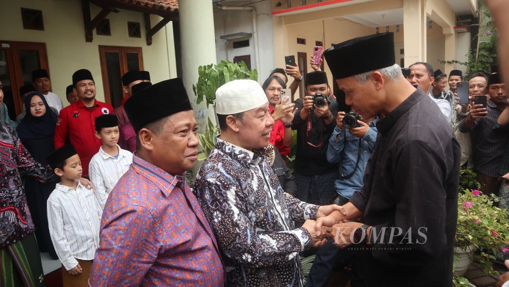 Bakal calon presiden dari PDI-P, Ganjar Pranowo, bersalaman dengan KH Adib Rofiuddin, pengasuh Pondok Buntet Pesantren, di Kabupaten Cirebon, Jawa Barat, 3 Juni 2023. 