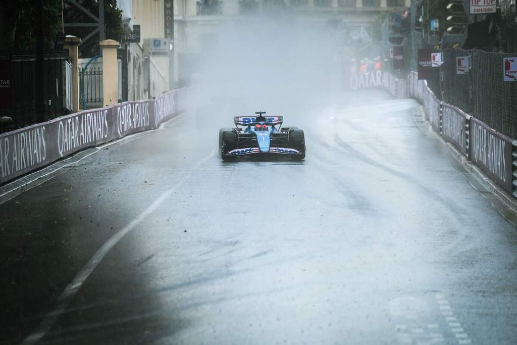 Pebalap Alpine, Esteban Ocon, berlaga pada Grand Prix Formula Satu Monako yang diguyur hujan di Sirkuit Jalan Raya Monako, Minggu (28/5/2023).
