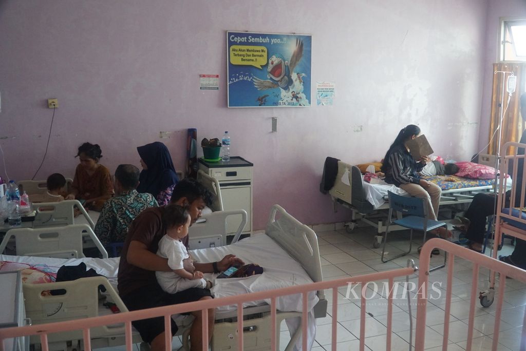 Suasana salah satu ruangan perawatan anak balita pasien kejadian luar biasa (KLB) diare di bangsal anak RSUD Dr Muhammad Zein Painan, Kabupaten Pesisir Selatan, Sumatera Barat, Rabu (8/5/2024). 